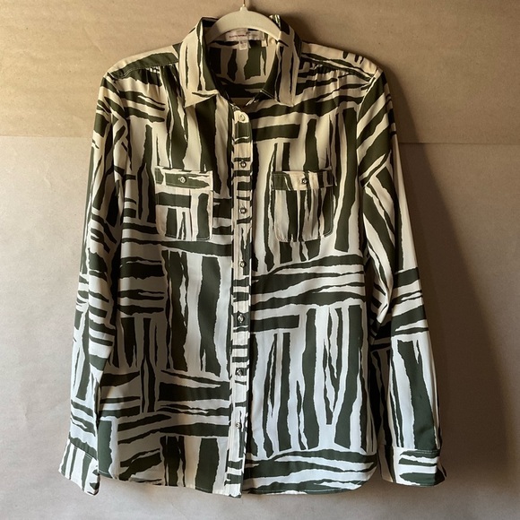 Banana Republic Tops - Banana Republic Heritage shirt. Olive and Cream Patterned. Front pockets. Size M